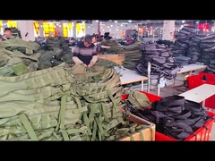 Το μεγάλο ζωύφιο σακιδίων πεζοπορίας σακιδίων πλάτης 3 ημερών στρατιωτικό τακτικό τοποθετεί σε σάκκο έξω